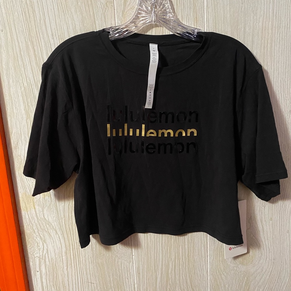 NWT lululemon Cortes crop tee